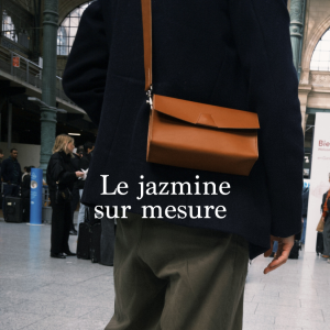 Transformez le Jazmine selon vos envies : * Dimensions personnalisées : ajustez la largeur des côtés (actuellement 4,5 cm) pour une silhouette qui vous ressemble. * Détails colorés : optez pour une touche d'originalité en choisissant un côté du sac dans une couleur différente. * Signature personnelle : ajoutez vos initiales gravées sur le passant de la lanière. * Confort sur-mesure : adaptez la longueur de la lanière à votre taille pour un port parfait. * Finitions élégantes : choisissez entre une bijouterie en or vieilli ou or classique pour une allure raffinée. Chaque pièce est fabriquée à la main dans mon atelier parisien, avec un cuir sélectionné pour sa qualité et sa beauté.
