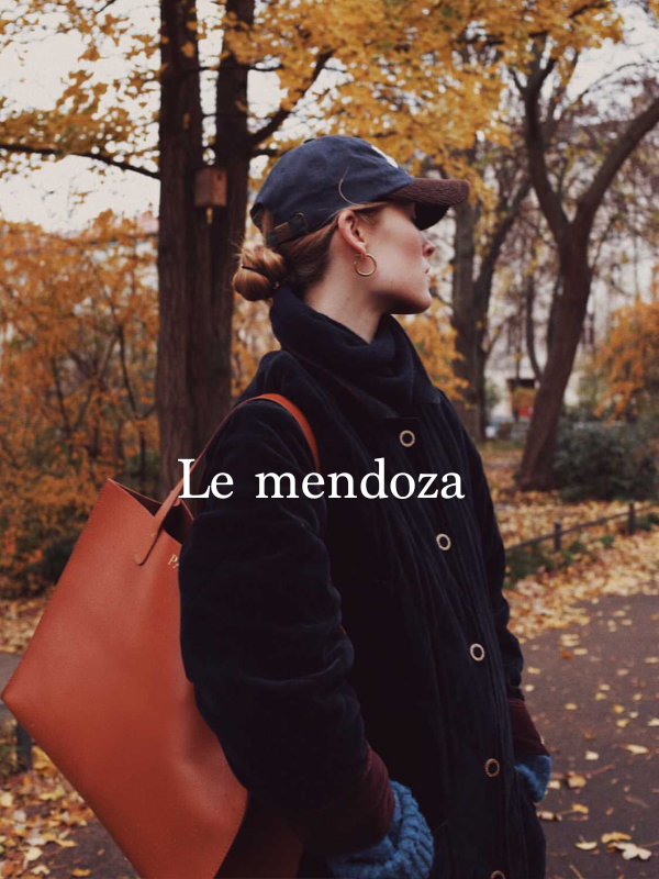 Élégant, intemporel et à la fois hyper léger. Une pièce épurée, réalisée à partir de cuir de haute qualité et qui se patine au fil des saisons.