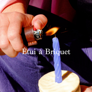 L’étui à briquet qui transforme un simple Bic en bel objet du quotidien. Réalisé à la main à Paris 18, en cuir au tannage végétal, il protège, patine et suit le temps avec élégance. À accrocher à votre sac Jazmine avec un mousqueton, ou directement à vos clés pour ne plus jamais le chercher au fond d’une poche. Pas seulement pour fumer. Juste un bel accessoire à garder sur soi — ou à offrir.