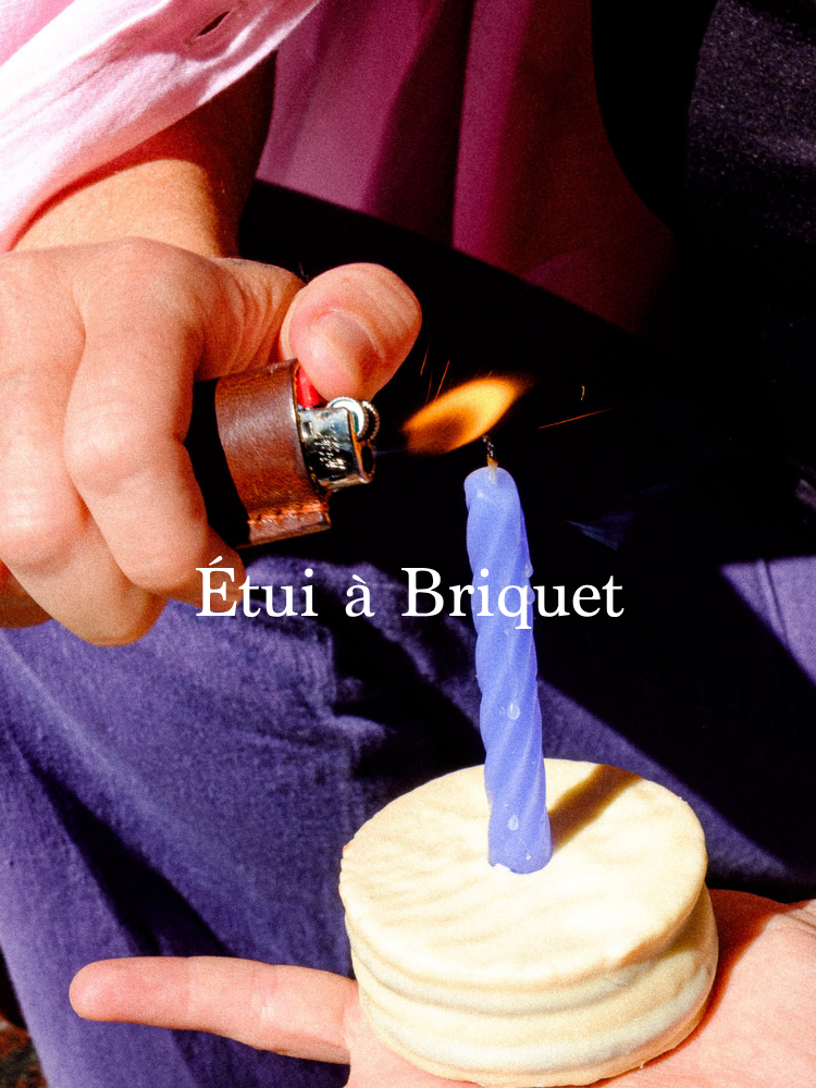 L’étui à briquet qui transforme un simple Bic en bel objet du quotidien. Réalisé à la main à Paris 18, en cuir au tannage végétal, il protège, patine et suit le temps avec élégance. À accrocher à votre sac Jazmine avec un mousqueton, ou directement à vos clés pour ne plus jamais le chercher au fond d’une poche. Pas seulement pour fumer. Juste un bel accessoire à garder sur soi — ou à offrir.